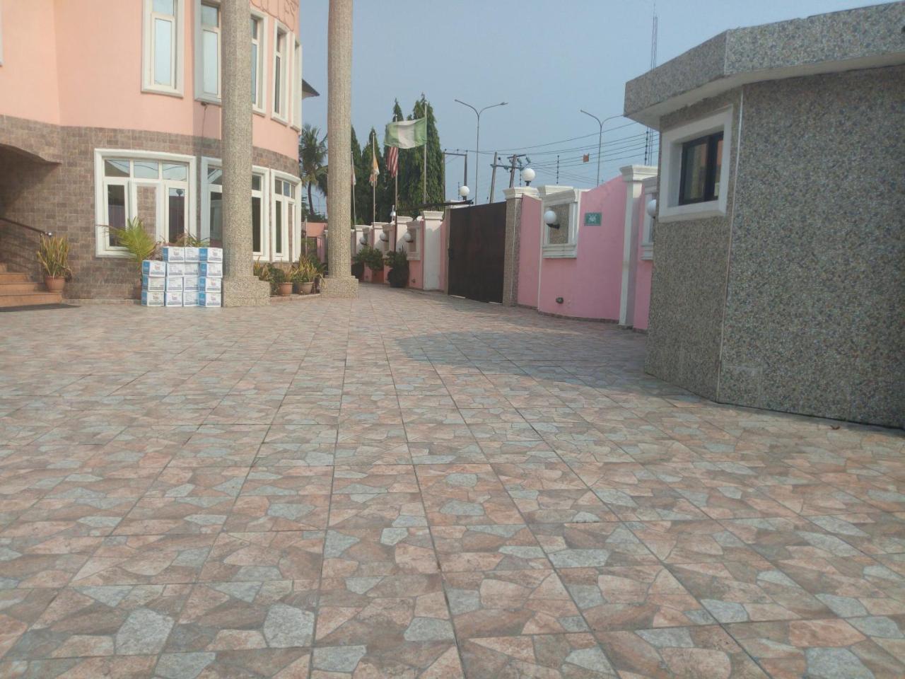 Festac Town Flamingo Hotel מראה חיצוני תמונה
