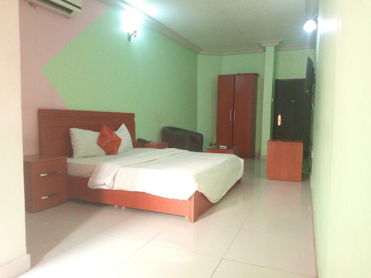 Festac Town Flamingo Hotel מראה חיצוני תמונה